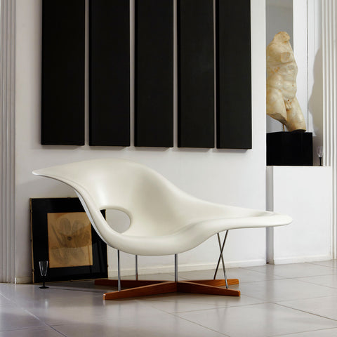 Mozaik Vitra La Chaise White Polyurethane / Wooden Leg