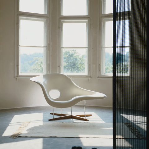 Mozaik Vitra La Chaise White Polyurethane / Wooden Leg