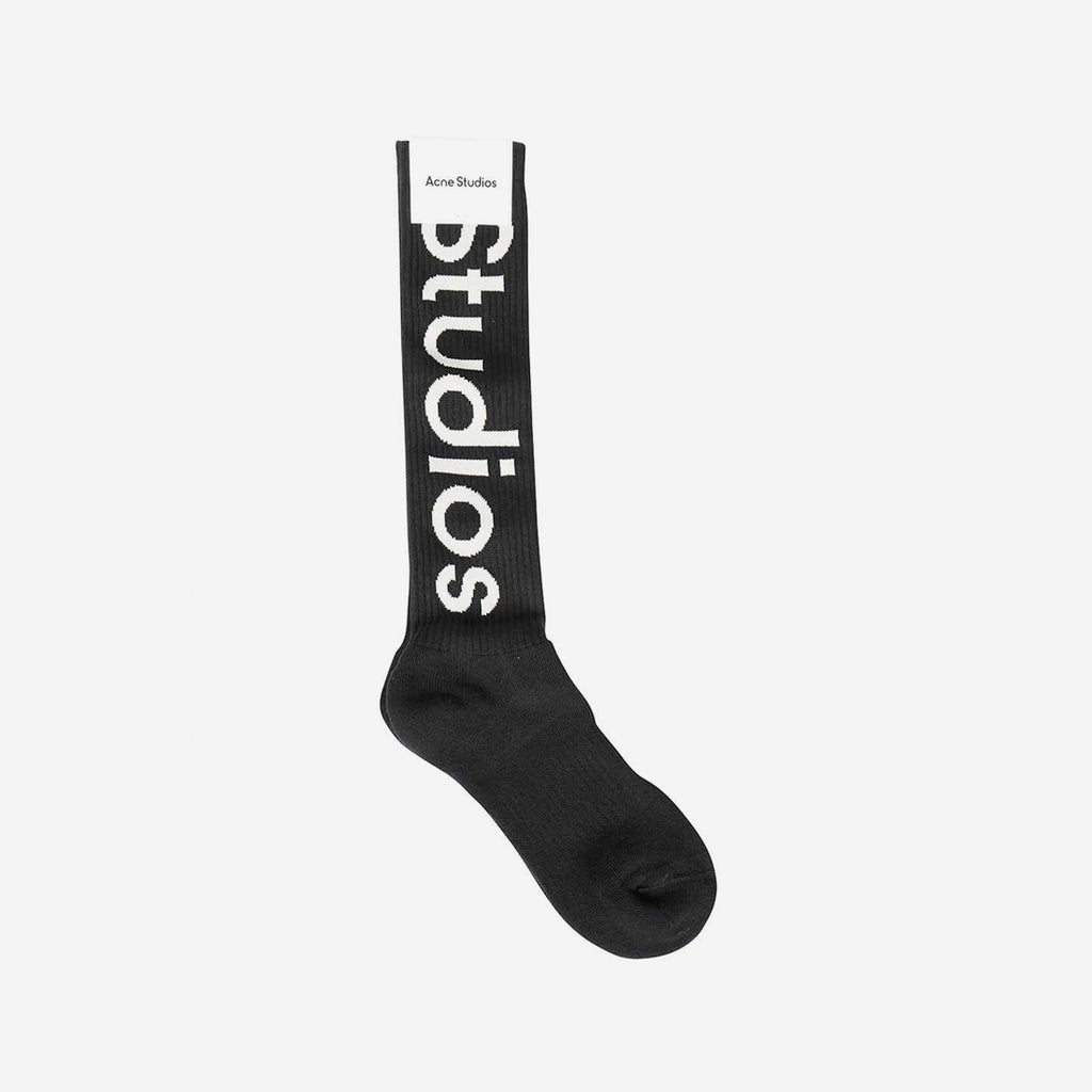 acne-studios-long-rib-logo-socks-black-1290sqm